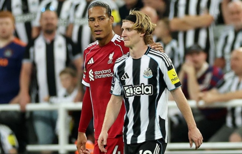 Pha bóng nguy hiểm giữa Anthony Gordon và Virgil Van Dijk