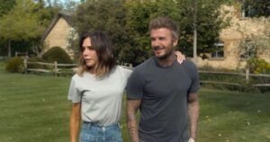 Vợ chồng David Beckham bị hàng xóm "ném đá"