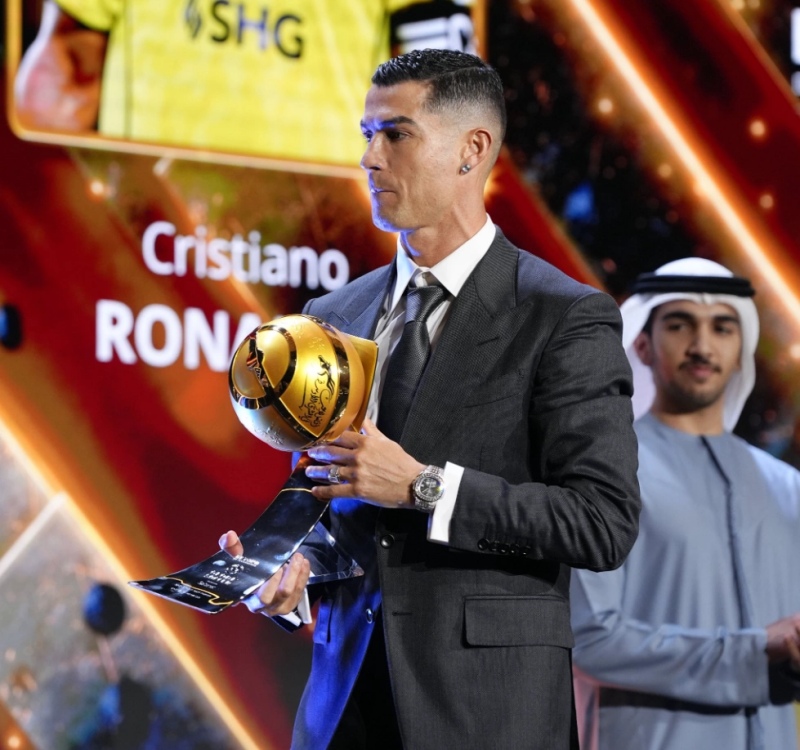 Ronaldo bị chỉ trích trong lễ vinh danh Quả bóng Vàng Dubai
