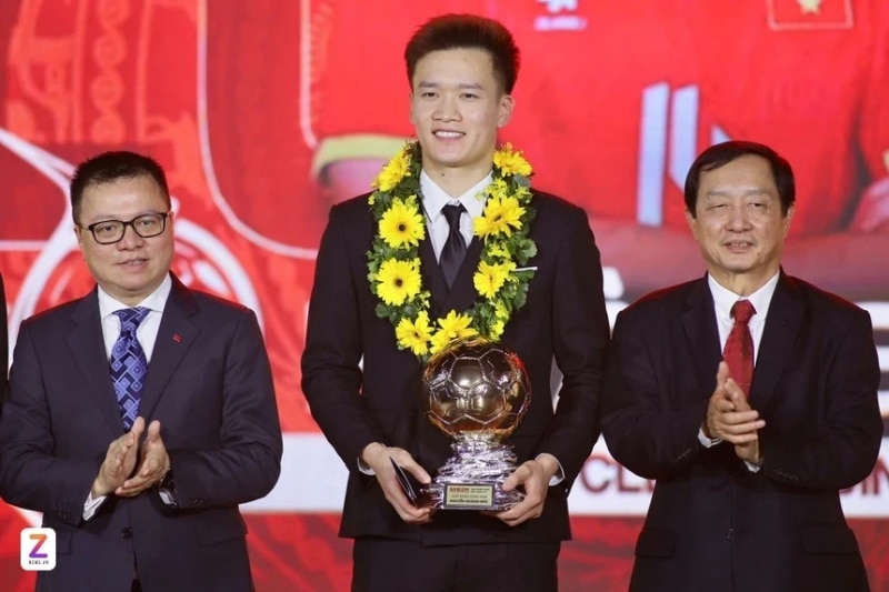 Hoàng Đức nhận Quả bóng vàng lần 3